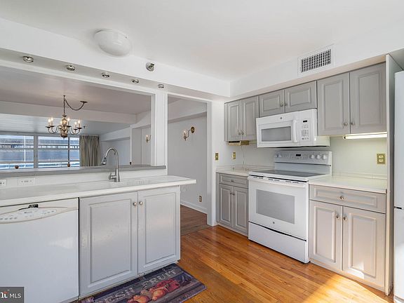 5th image of 7 N Columbus Blvd #217