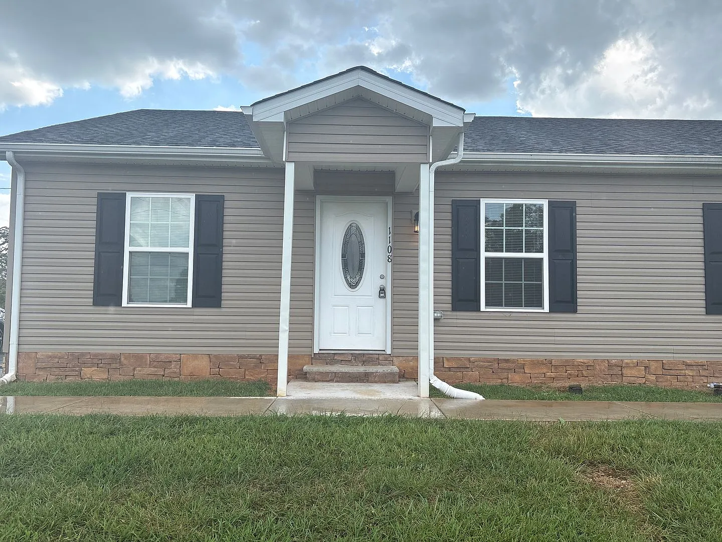 Adorable Townhome Available in Cowan.... — Photo 2