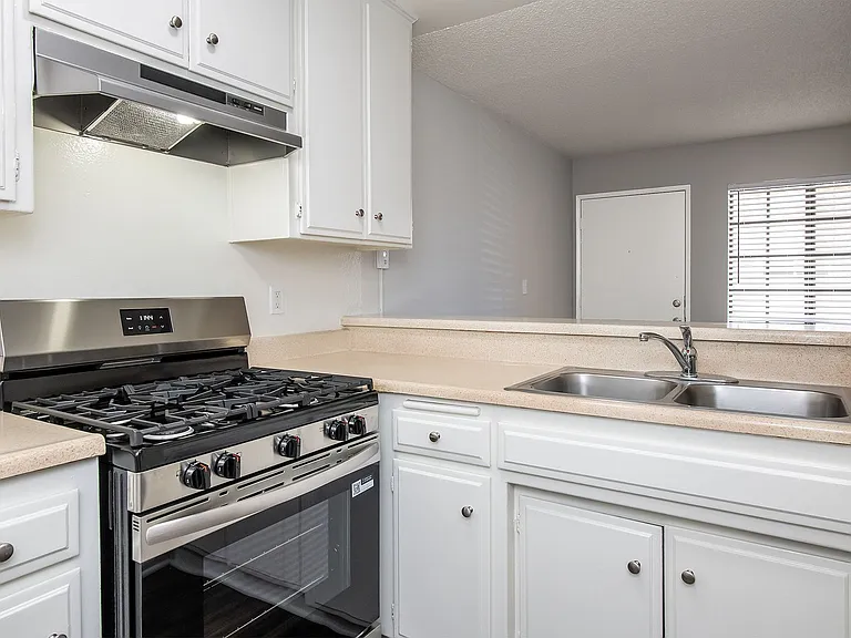 6260 Vineland Ave — Photo 11