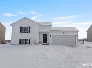 959 View Pointe Dr, Middleville, MI 49333