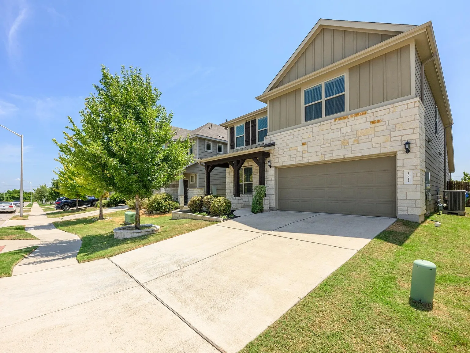 4 bed, 3.5 bath, 2498 sqft, $2,580 — Photo 2