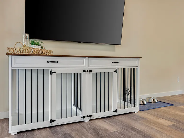 Upper Level
Living Room
+80" TV 
+Aesthetic Fireplace
+Couch has chargers/recliners
+Dog crate (2)