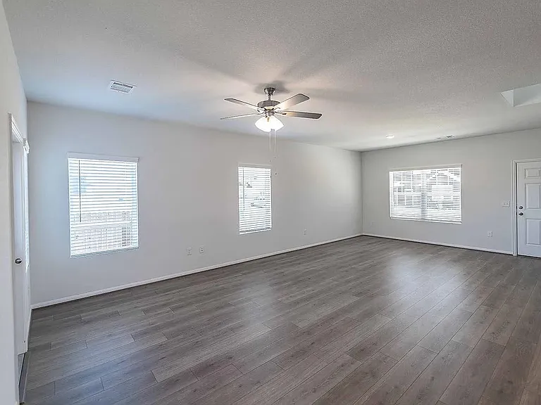 515 Clearlake Dr — Photo 3