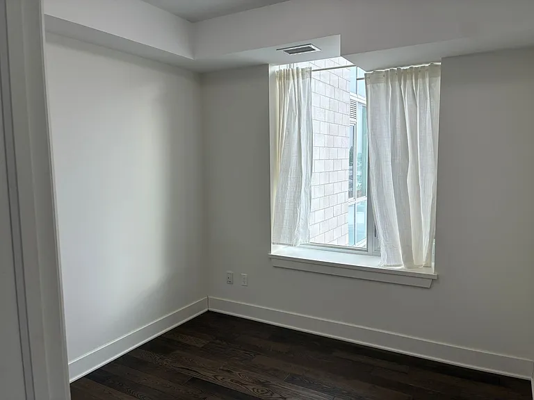 255 Bay St — Photo 38