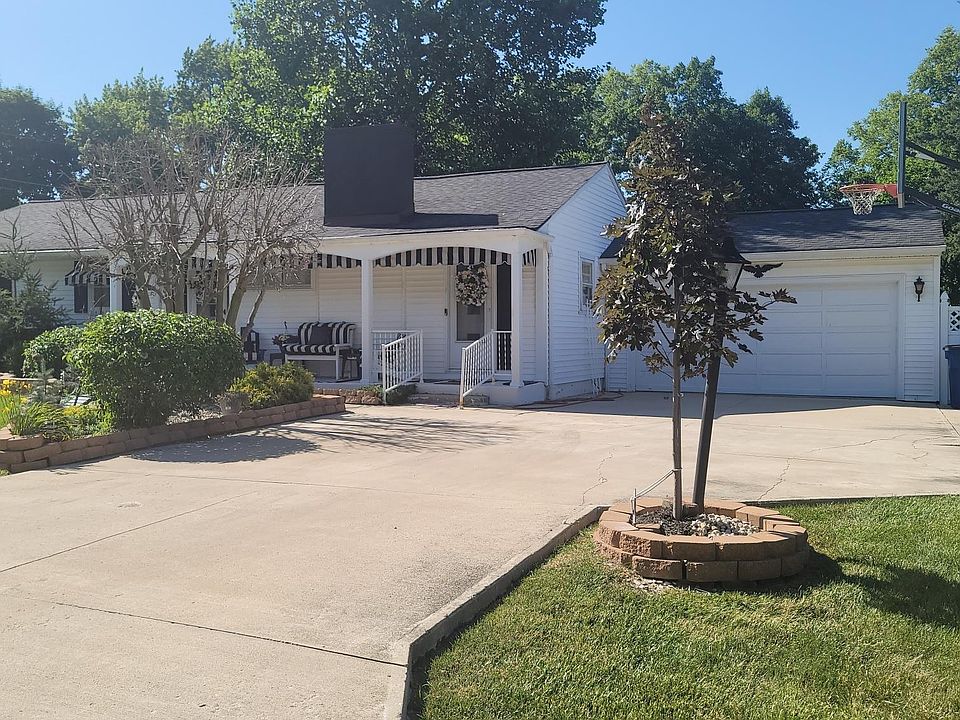 1st image of 512 N Hawthorne Ln