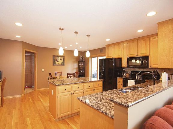3rd image of 690 Brentwood Ln