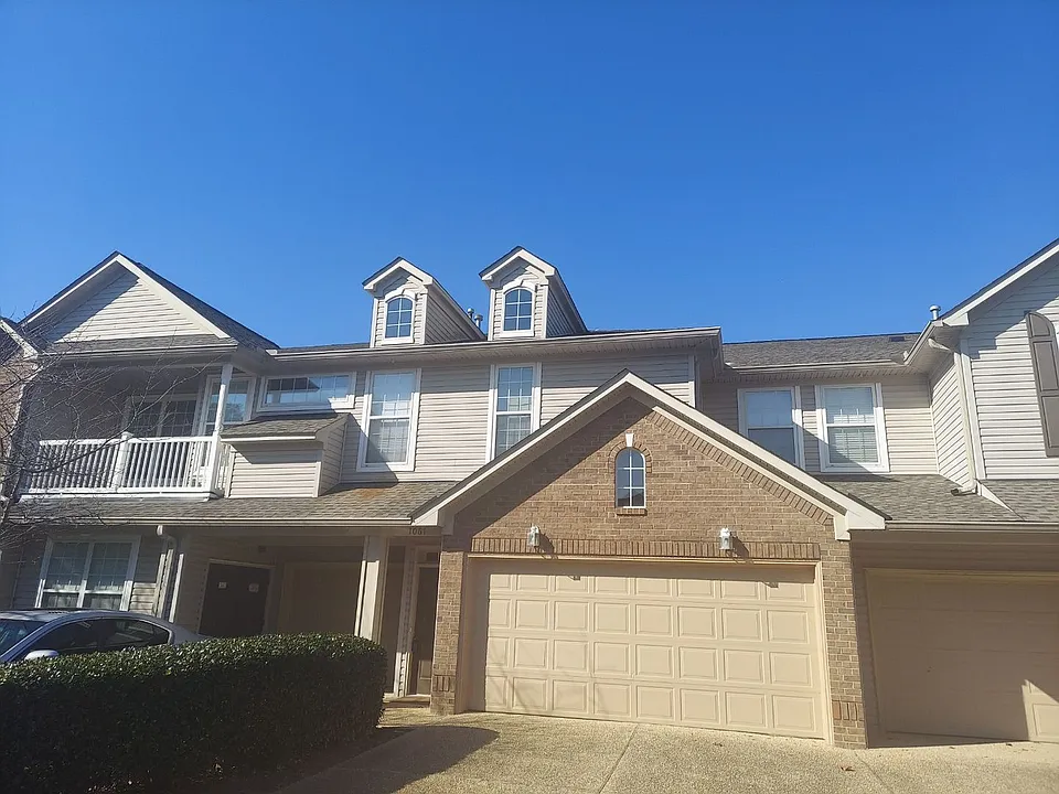 1061 Grand Oak Ln