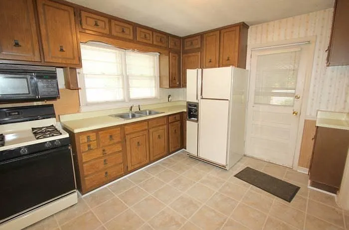 3 bed, 1000 sqft, $1,025 — Photo 4