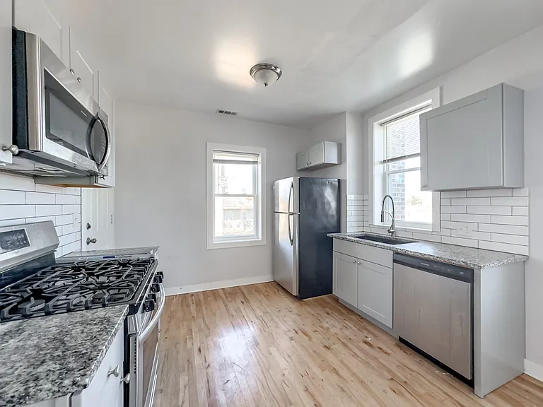 5610 N Western Ave #302 — Photo 2