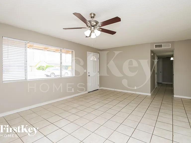 509 W 3rd Pl — Photo 2