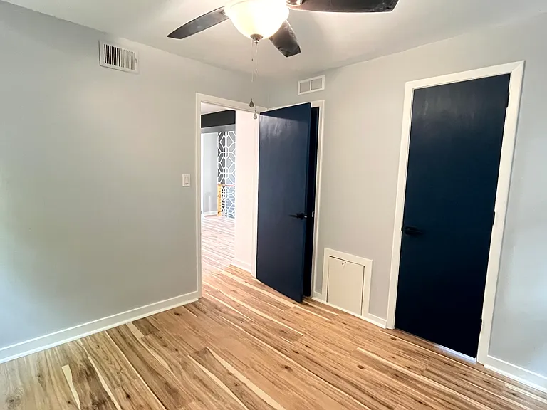 5737 Hobart St #1 — Photo 32