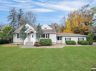 916 Colonial Rd, Franklin Lakes, NJ 07417