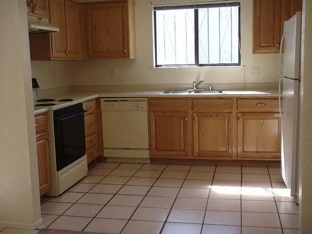 11009 Briarwood Ter NE — Photo 10