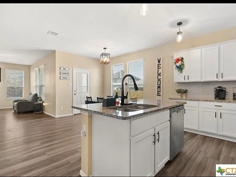 8702 Stonehollow Dr — Photo 4