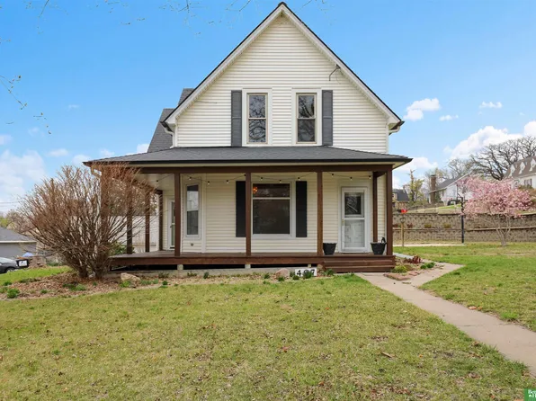 407 E 3rd St, Louisville, NE 68037