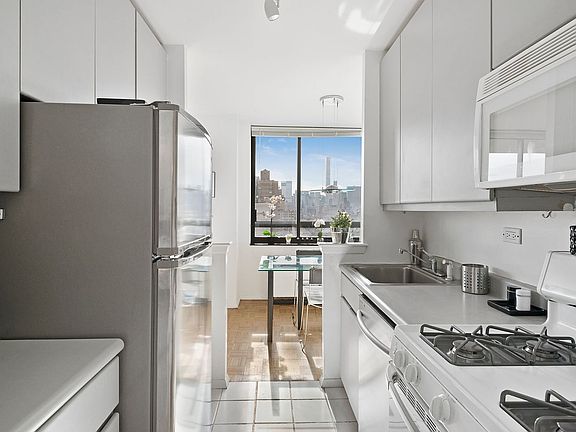 3rd image of 171 E 84th St APT 25A