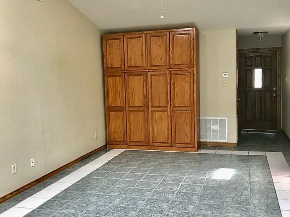 Living room with no furniture