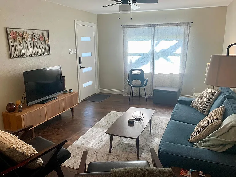 10021 Olmos Dr #10021 — Photo 3