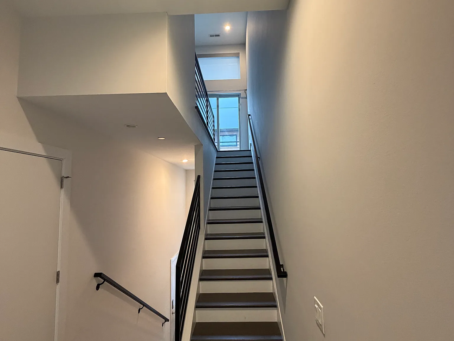 3 bed, 3.5 bath, 2400 sqft, $4,850 — Photo 2