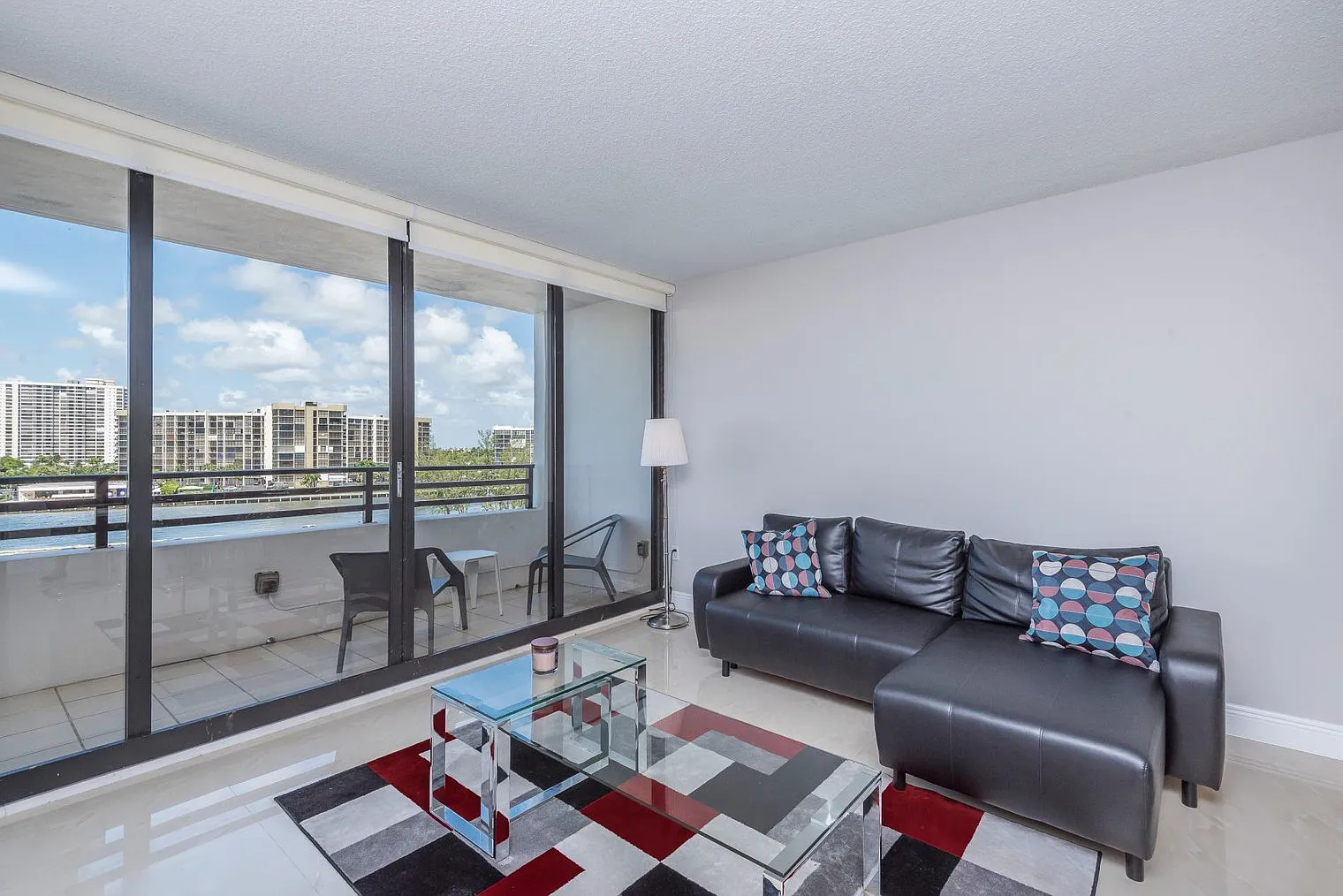 1 bed, 1.0 bath, 785 sqft, $1,812 — Photo 1