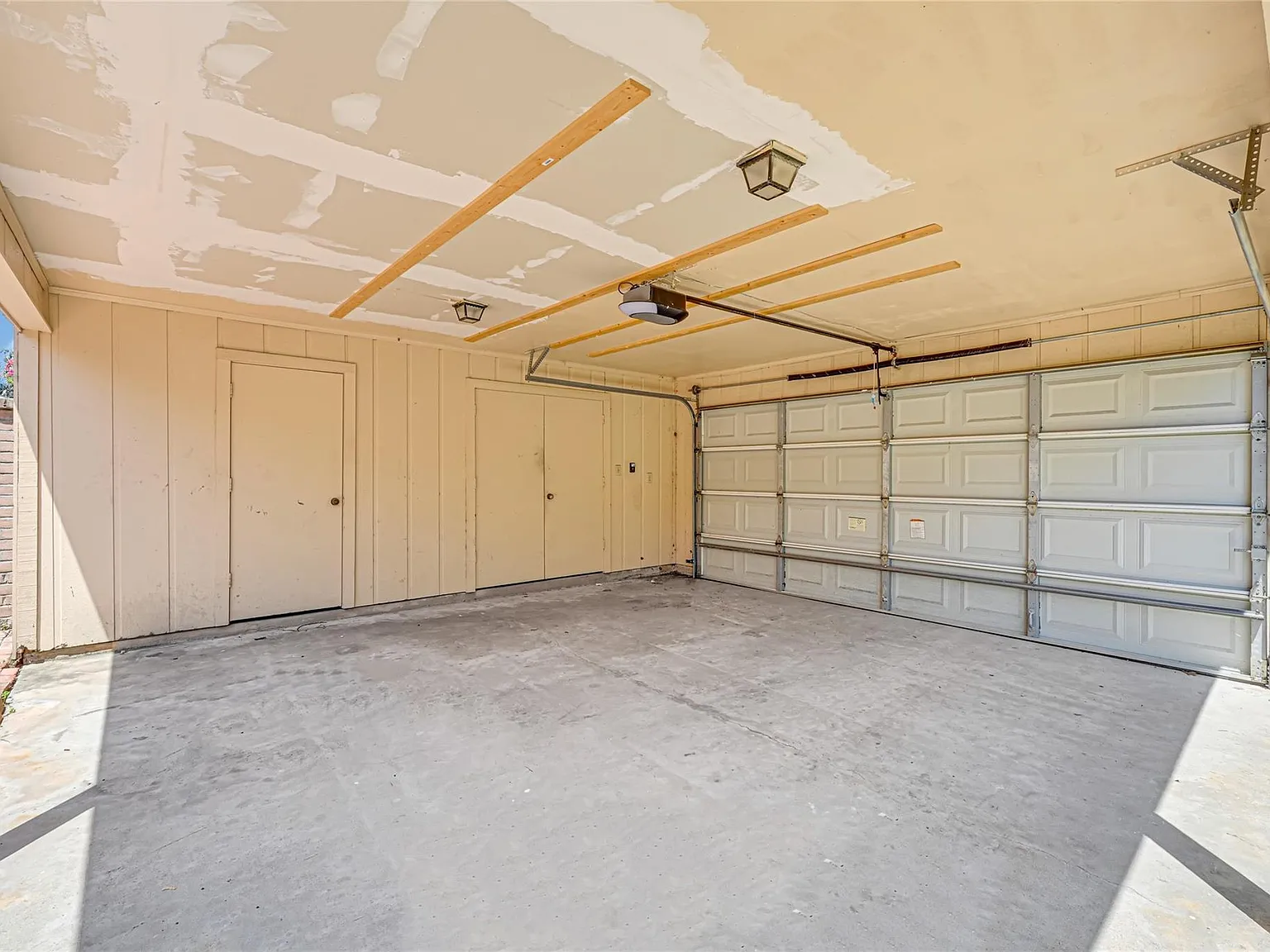 3 bed, 2.0 bath, 1832 sqft, $1,800 — Photo 4