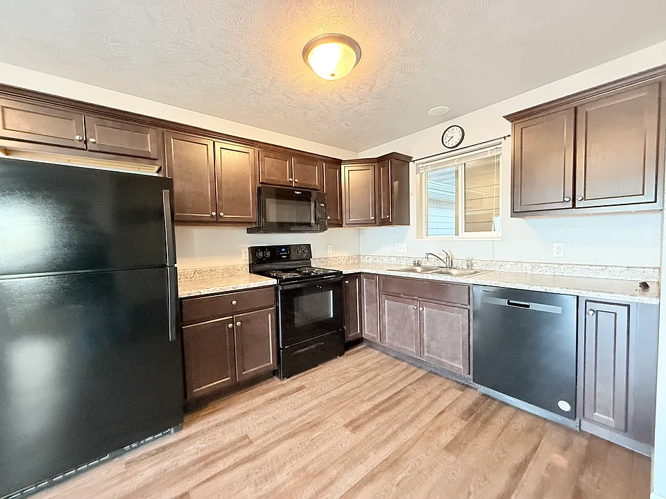 105 E Redwood Cir #2
