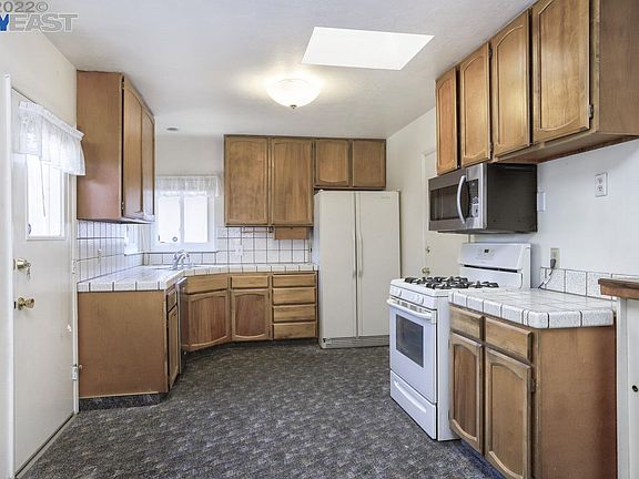 5th image of 15848 Connolly Ave
