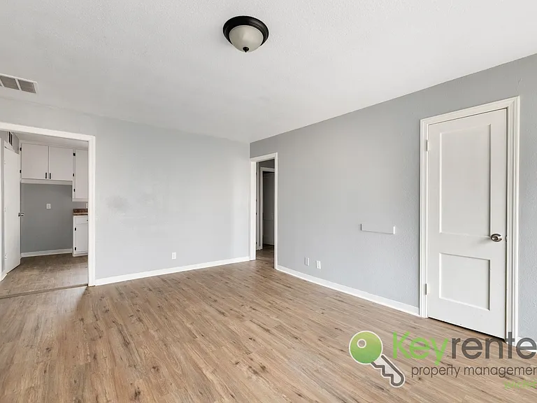1338 N Volutsia Ave — Photo 5