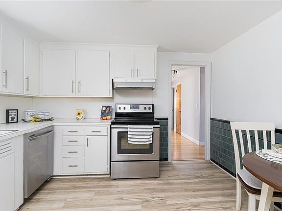 3rd image of 26 Susan Dr