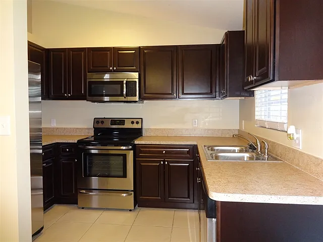 3 bed, 2.0 bath, 1141 sqft, $2,505 — Photo 3