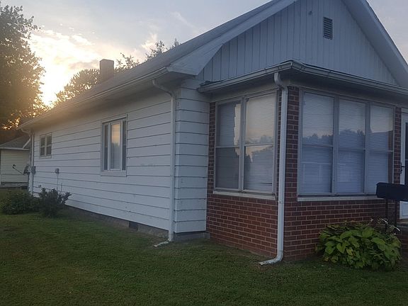 Corner lot, easy walking to nearby bank, grocery. Energy eff