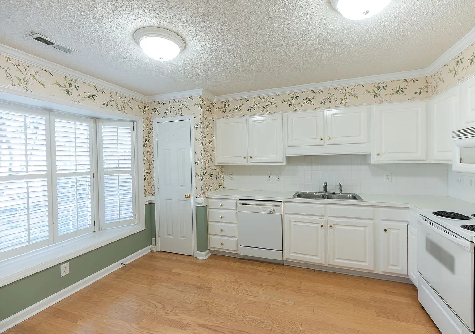 Charming 3BR Townhome with Sunroom, Pool & Tennis Courts — Photo 2