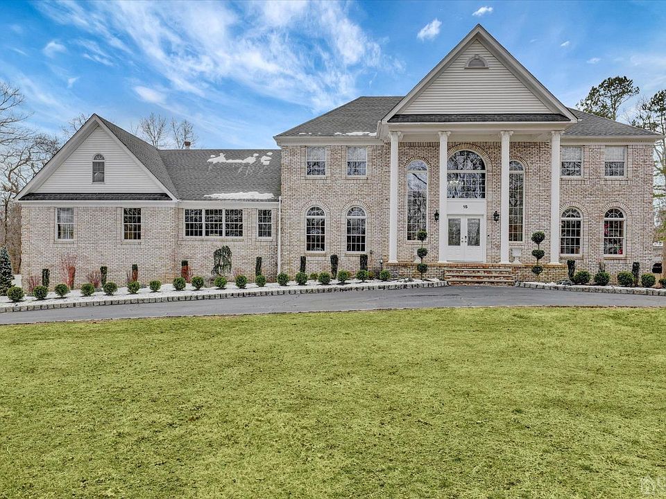 1st image of 15 Lucas Ln