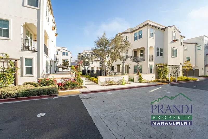 4 bed, 3.5 bath, 1750 sqft, $5,200 — Photo 1