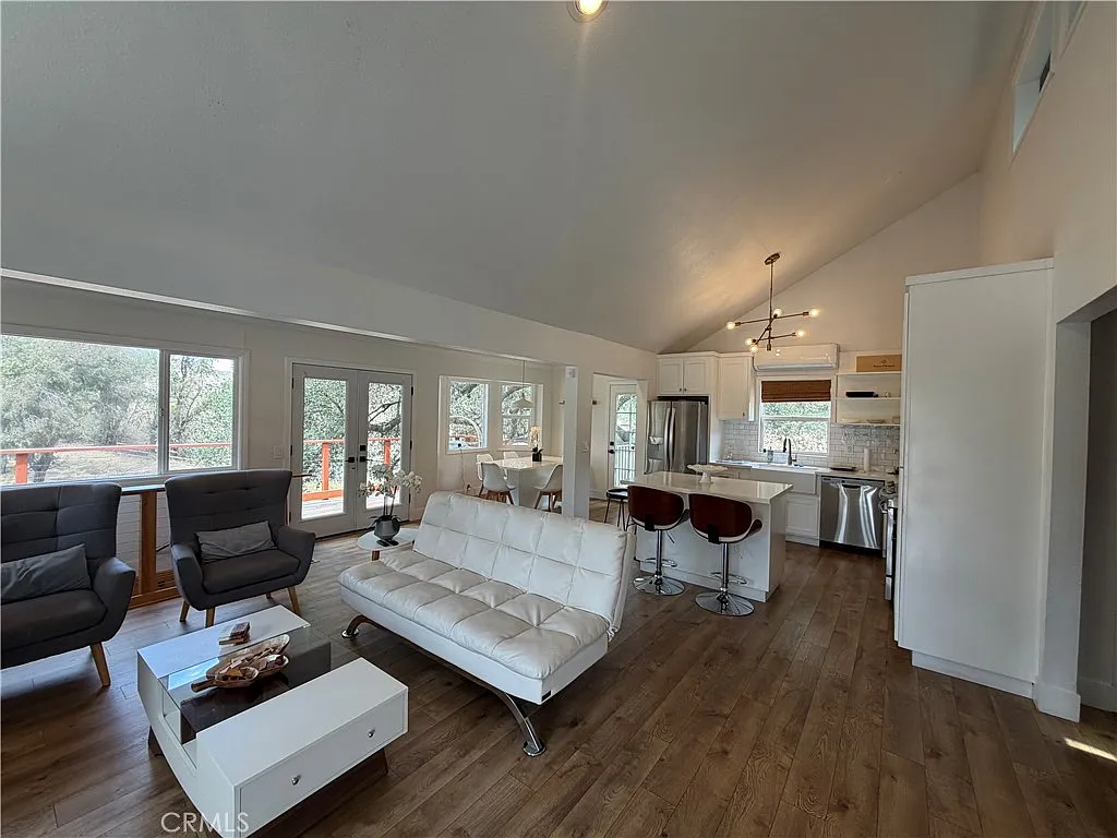 3 bed, 673 sqft, $3,500 — Photo 3
