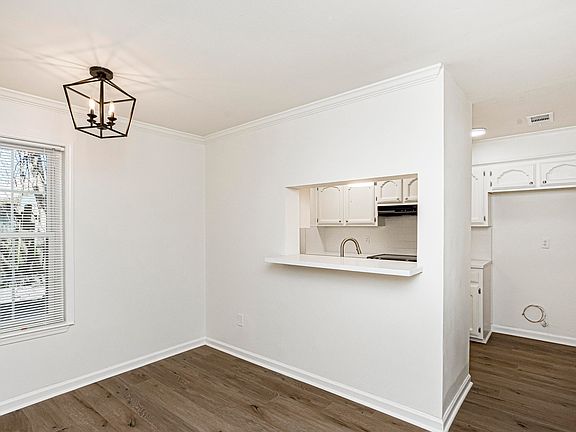 5th image of 4624 Parkoaks Dr APT 23