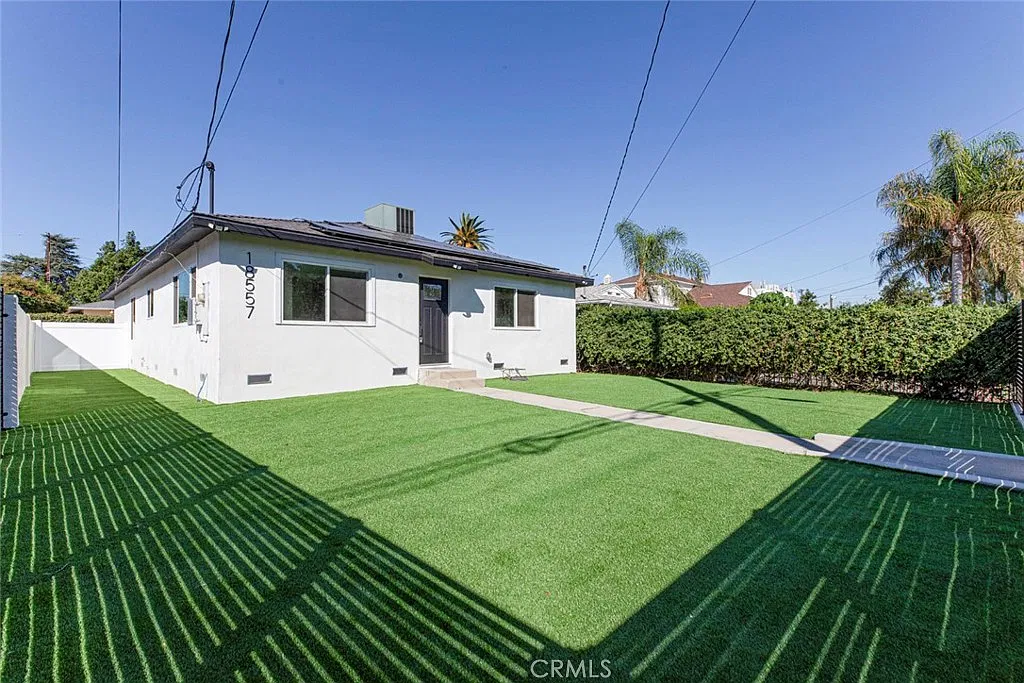3 bed, 1200 sqft, $3,600 — Photo 1