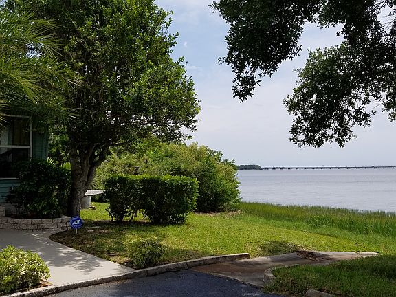 Great waterfront side yard