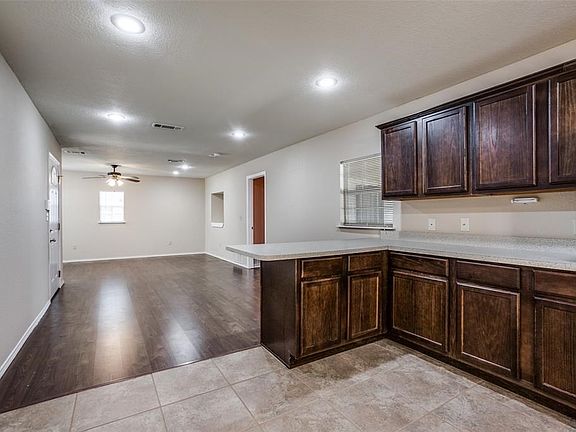 3rd image of 1505 Davis Blvd