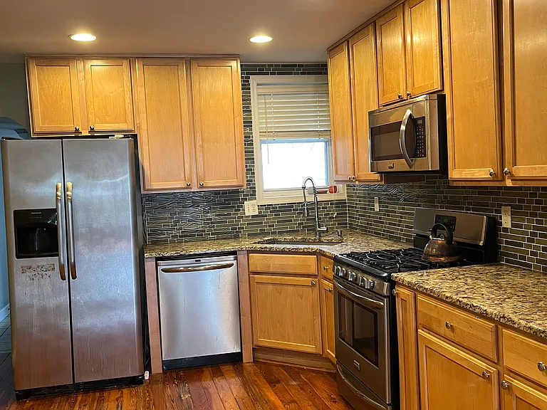 1424 Marshall St — Photo 3