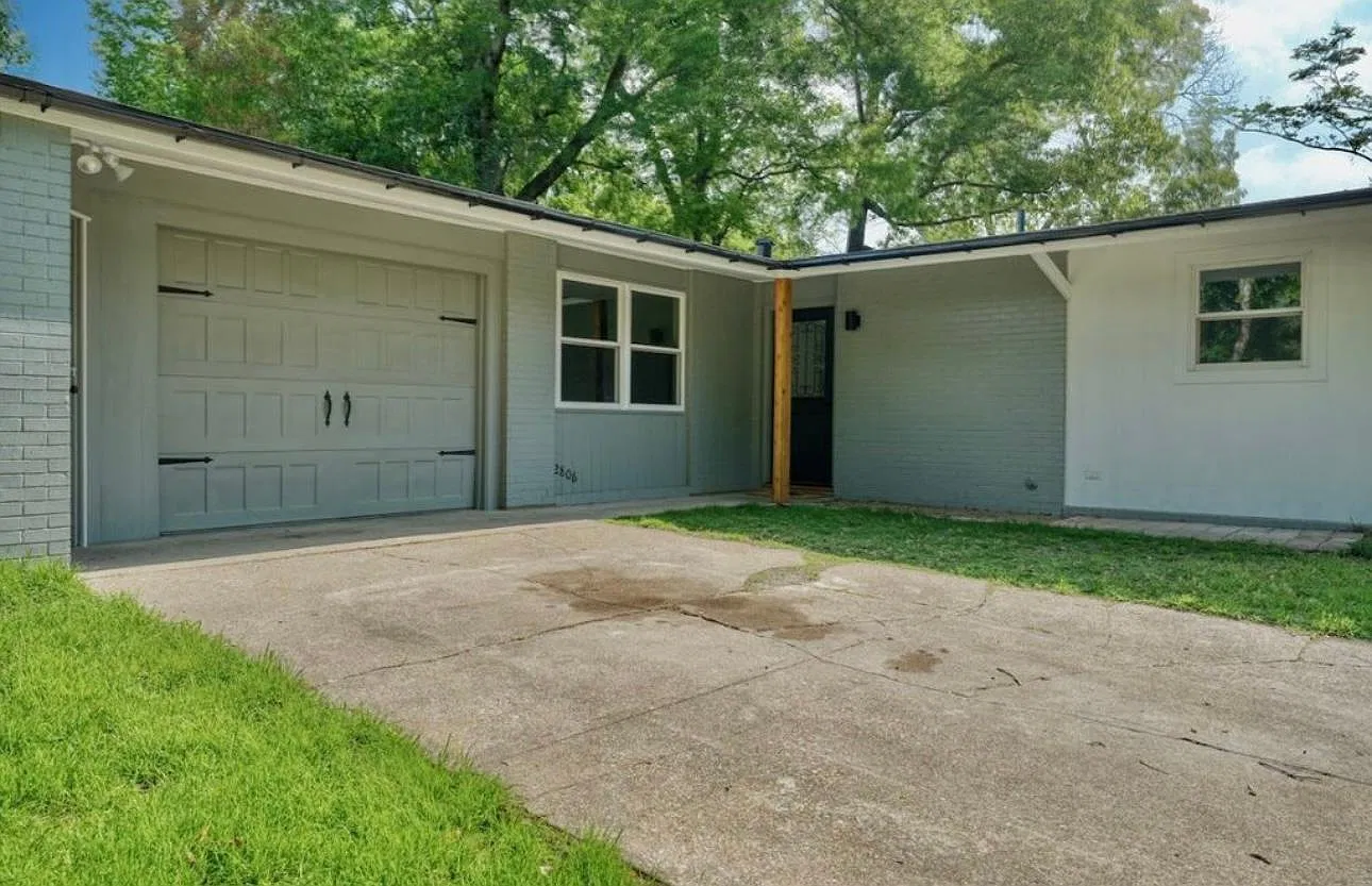 2806 Brentwood Dr — Photo 2