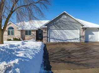 1240 Deer Haven Dr, Menasha, WI 54952