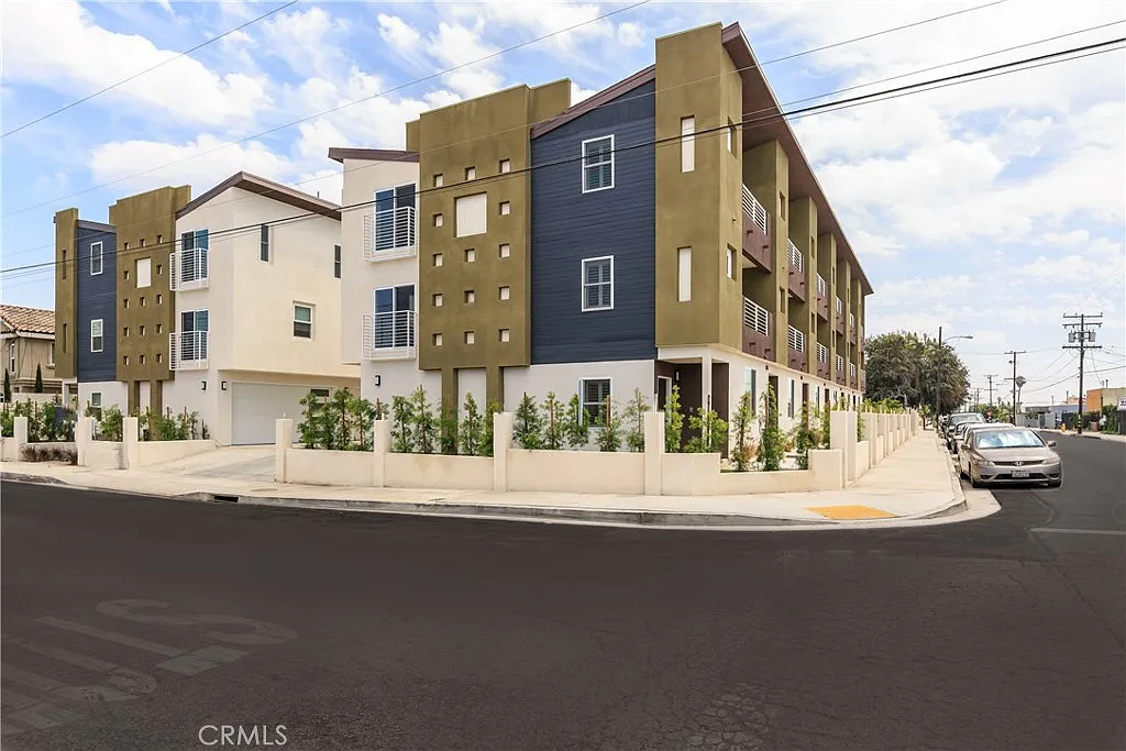 3 bed, 1860 sqft, $3,995 — Photo 2