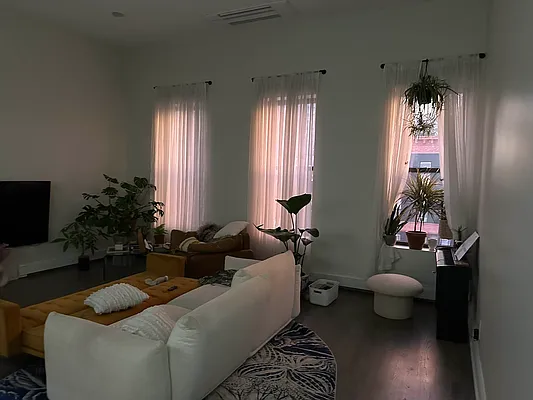 Rented by Standard Living Realty Inc | media 34