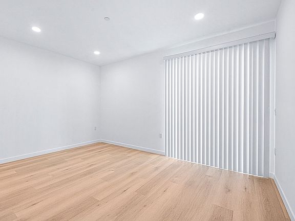 4th image of 14811 Erwin St #506
