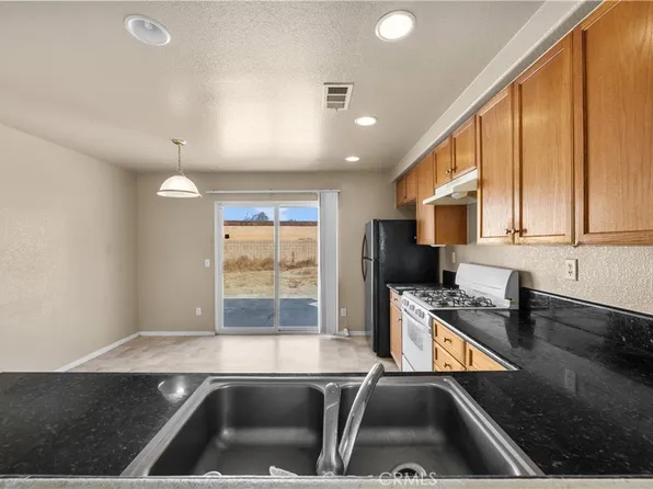 555 Koufax Dr, Lancaster, CA 93535