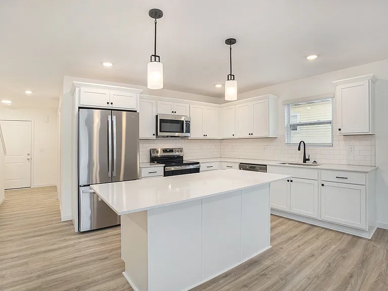 515 Burr St — Photo 3