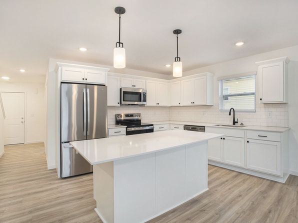 201 Creek Pointe Cir, Durand, MI 48429