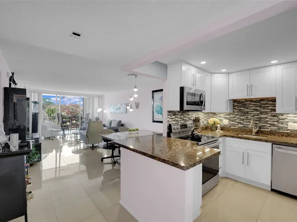 605 Oaks Drive #402, Pompano Beach, FL 33069