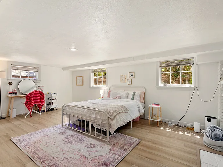 1526 Thorndyke Ave W — Photo 21